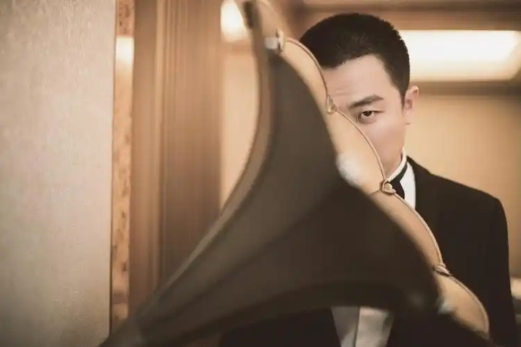 黄轩寸头黑色西服帅气写真