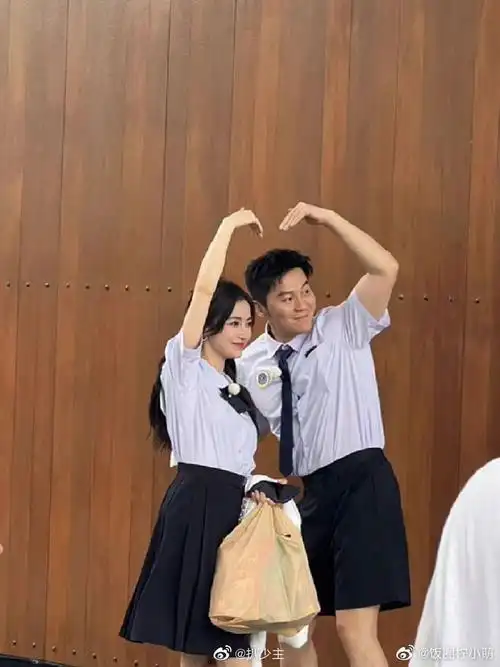 杨颖翘脚比心##杨颖李晨比心合照