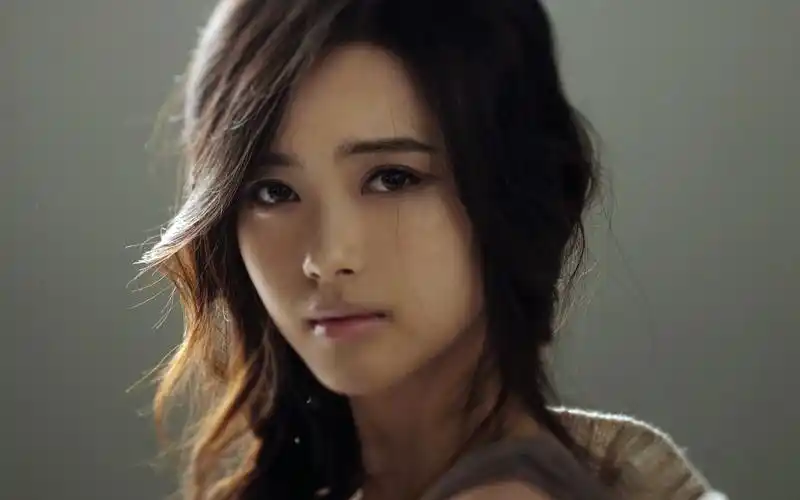 清纯美女高雅拉桌面壁纸