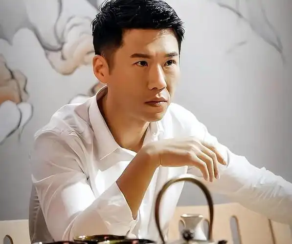 纪实演员王骁:40岁走红娶初恋生一女,是母亲王馥荔的骄傲