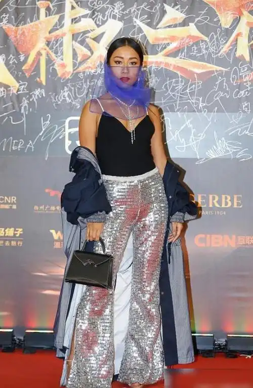 吉克隽逸迷惑穿搭大赏窗网套脸上就算了裤子直接镶满亮片