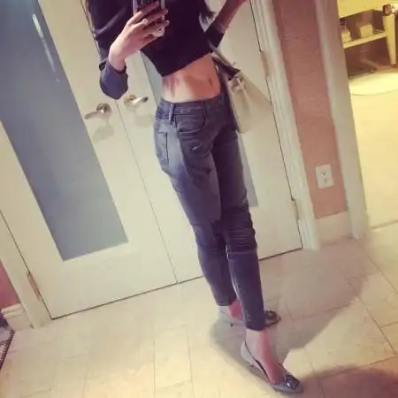 陈露在美国生活照陈露在美国生活照陈露秀新肩包,性感纹身抢镜.