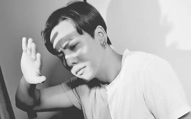 陈伟霆时尚黑白写真图片桌面壁纸高清大图预览1920x1200_港台明星下载