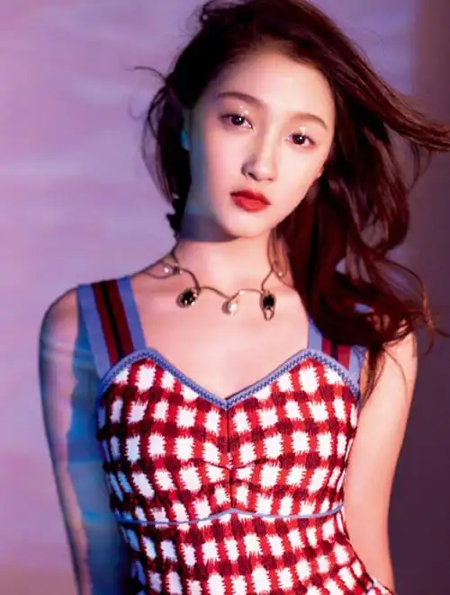 关晓彤 一袭水晶裙,皮肤白皙水嫩,身材有料俏丽迷人