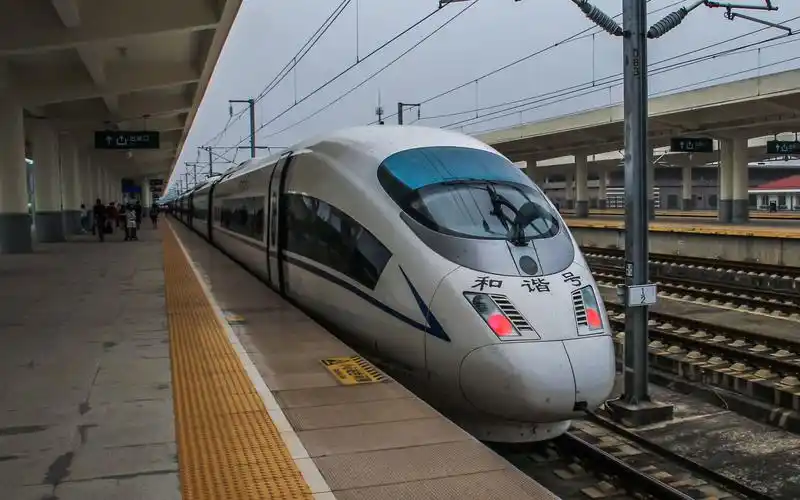 德味crh3c型电动车组300kmh高速通过资阳北站201925