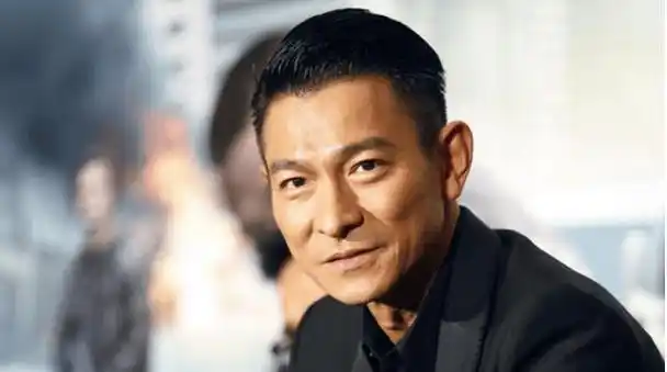 原创刘德华怎么也想不到当年随口亲的婴儿居然差点把他踢下神坛