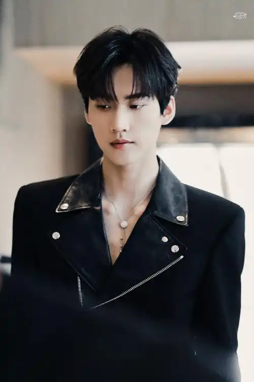 麦粒肿挡不住的帅气@周柯宇