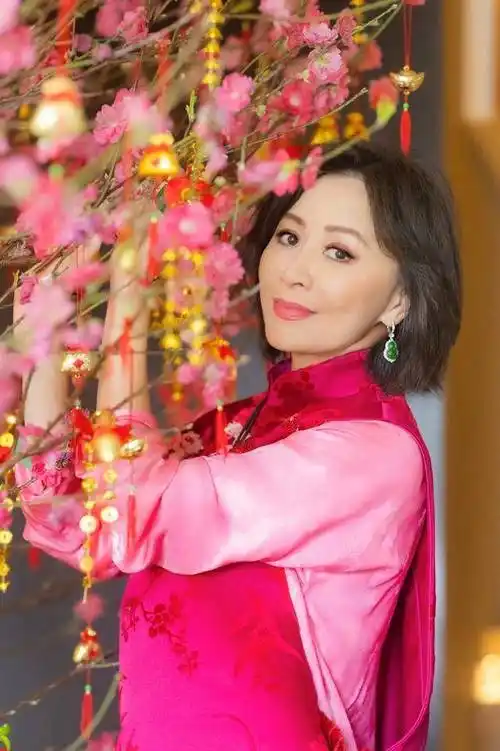 一方面,支持者赞赏刘嘉玲敢于突破年龄限制,尝试并展示自己喜欢的风格