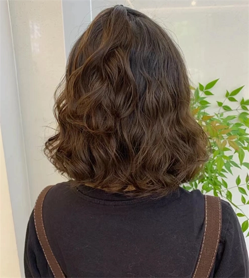 中短发蛋蛋卷 俏皮甜美时尚_女生卷发 - 美发站