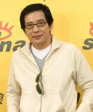 现场照片中,秦汉穿着白色的衣服,戴着深色的头巾,戴着太阳镜,脸上戴着