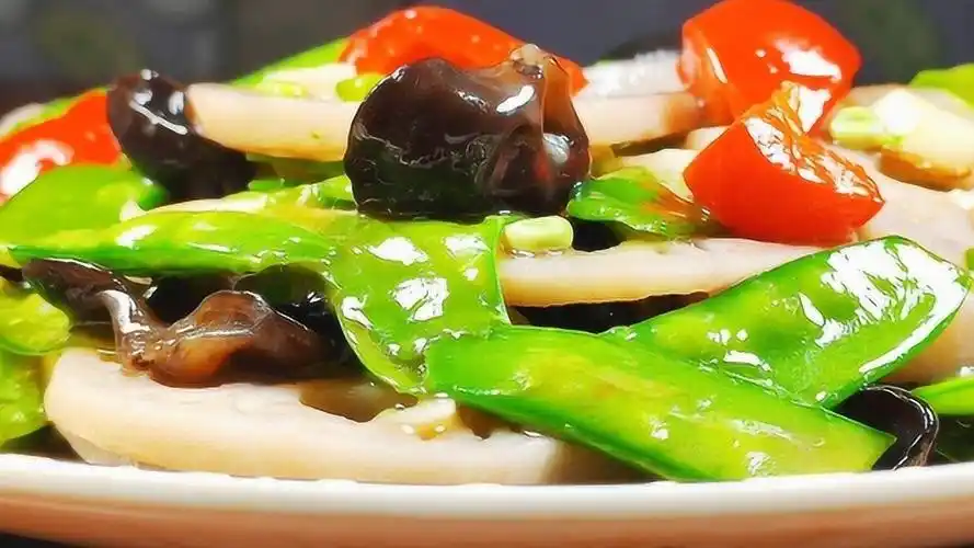 用三种简单食材就能做出颜色亮丽营养健康的经典素菜荷塘小炒