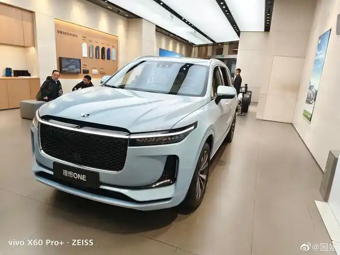 路遇理想one体验店,这个颜色好看啊_#理想汽车大涨14%#(#理想汽车大涨