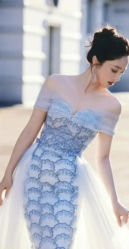 "女神龙"董璇年过40,身材十分丰腴性感,比年轻时更成熟迷人