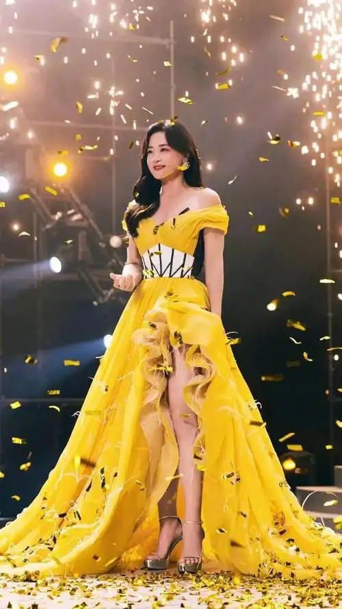 贾玲与张小斐杨紫同框现在110斤体重的她到底算不算美女