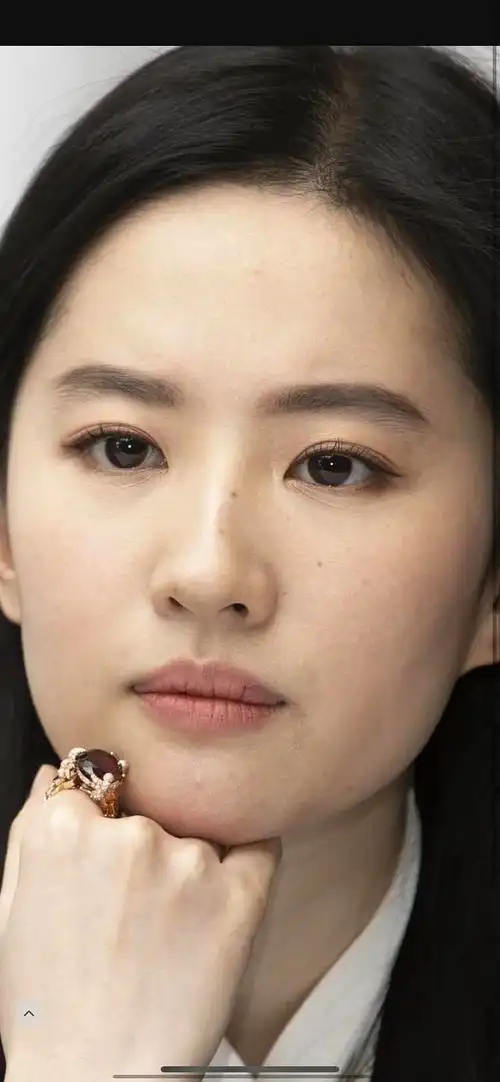 刘亦菲恁脸未修图曝光,皮肤状态能打,下半张脸发腮却引众嘲