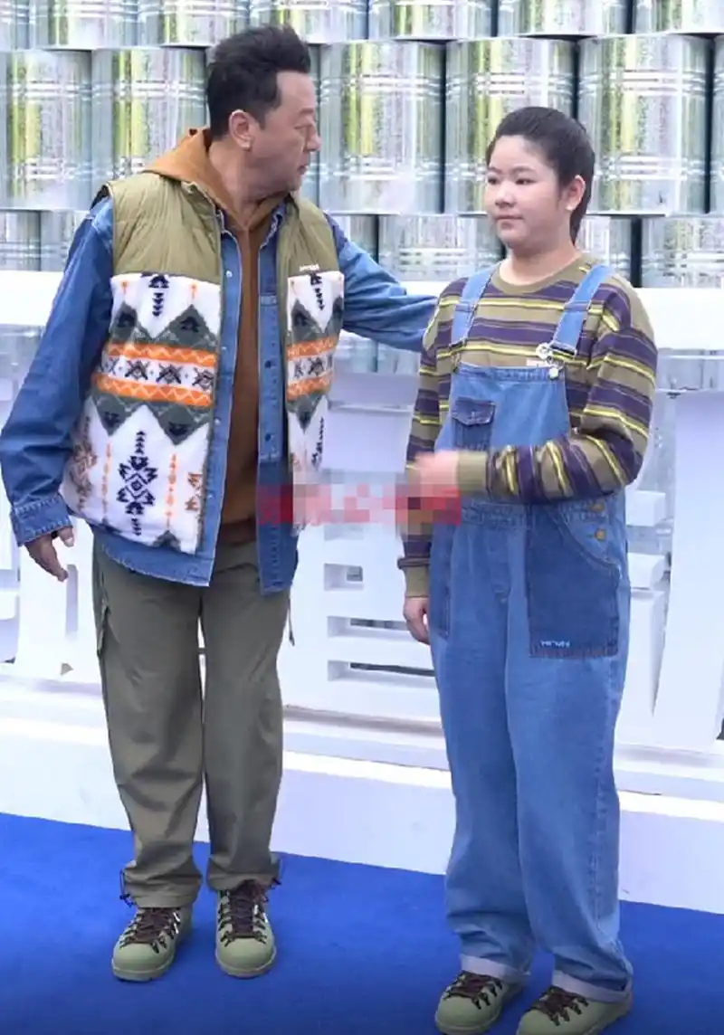 郭涛罕见带着微胖可爱的11岁女儿郭懿文走秀,身材高大,微胖的女儿或许