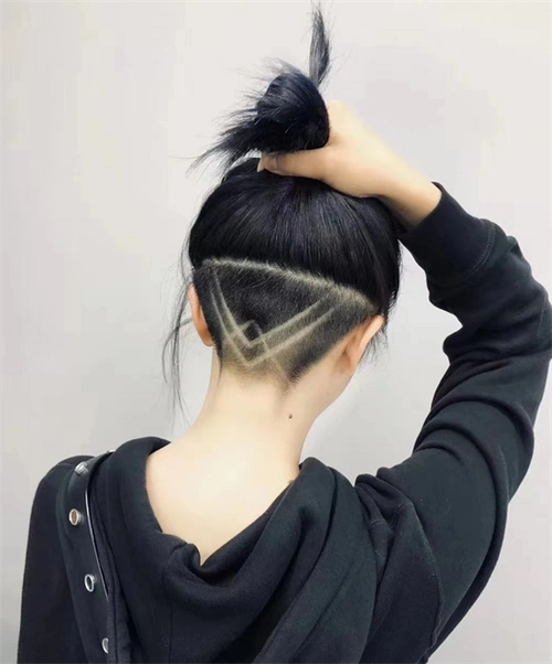 发型,女生打造起来其实更加百变,因为可以是张扬的,也可以隐藏起来