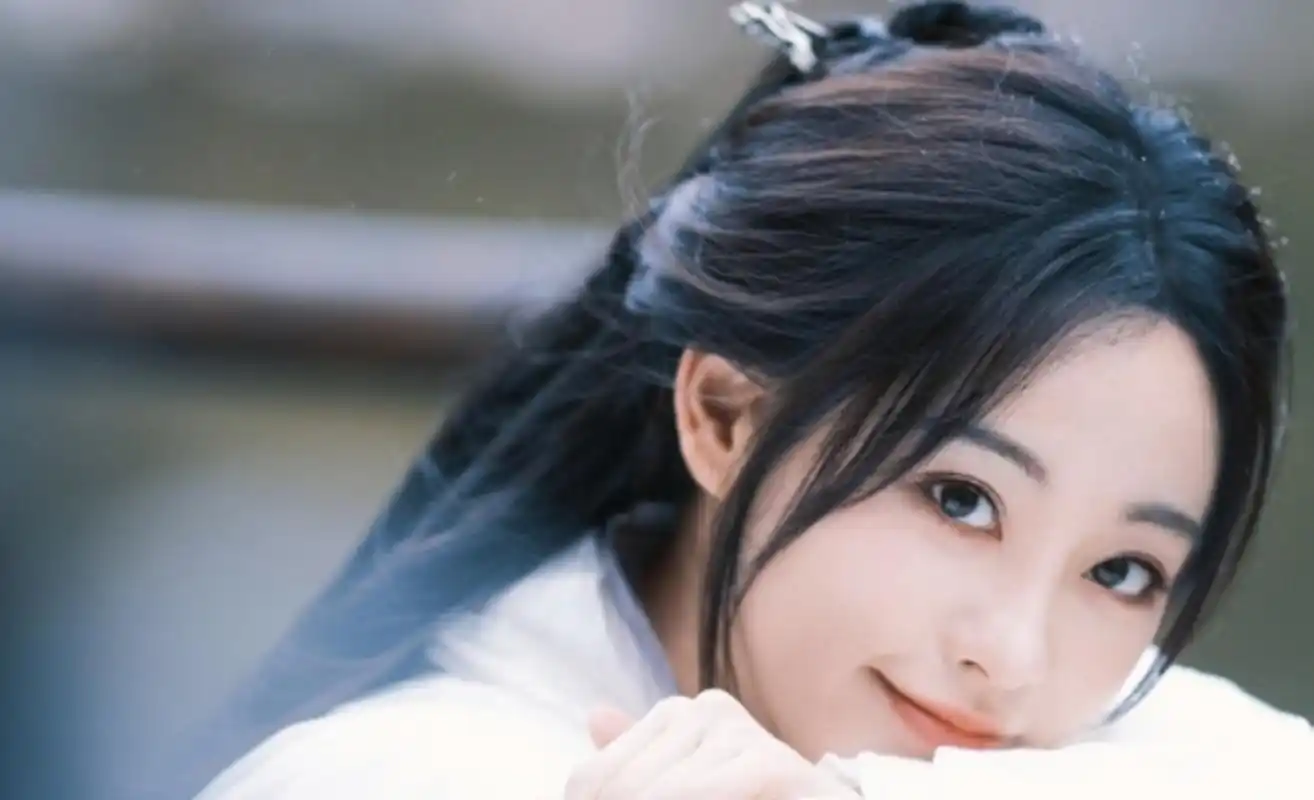 祝绪丹近日曝光了一组白衣古风写真,纯净气质尽显越素越美.