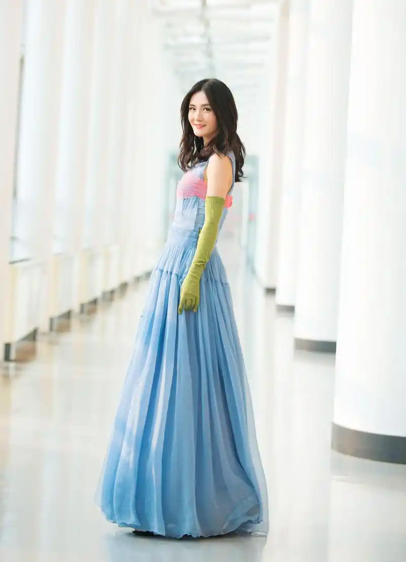 谢娜再曝花絮写真 长裙舞动宛若快乐精灵