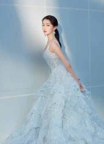 [cp]关晓彤 一袭银色#日月星辰礼裙# ,搭配闪耀耳饰,太仙了 [/cp]