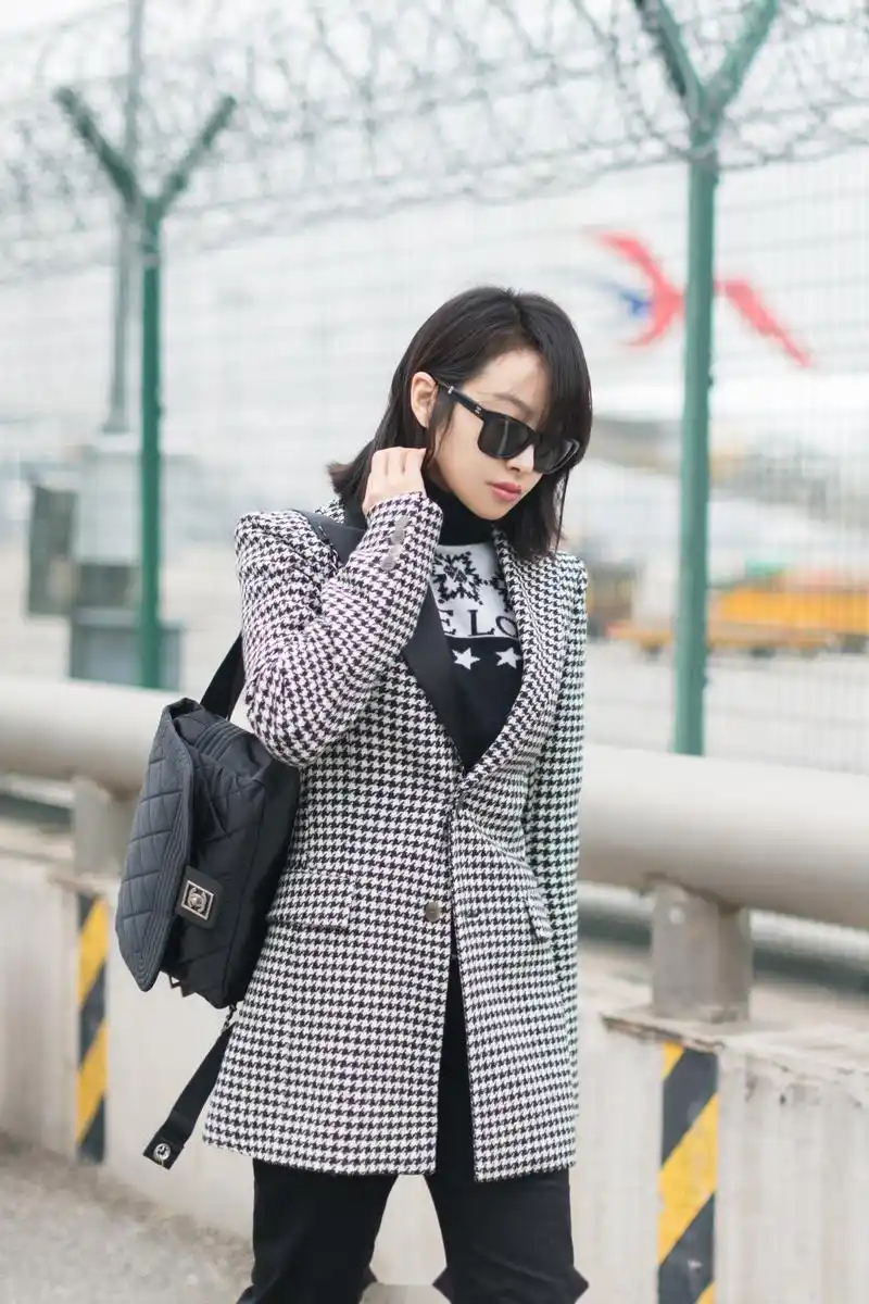 宋茜机场图来喽宋茜 loewe 2019 秋冬男装系列复古格纹西装飒爽出街