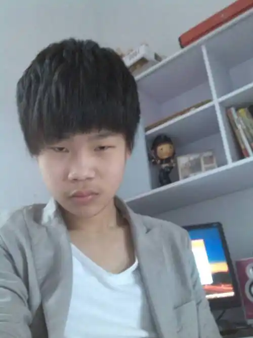 谁有初中男生的素颜照片版,帅气点的最好多几张