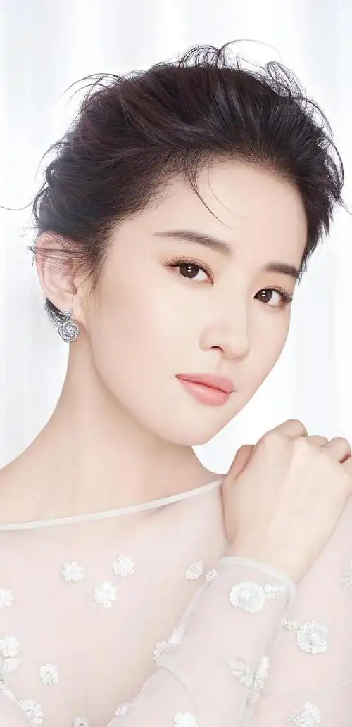 刘亦菲出生于中国四川省成都市.