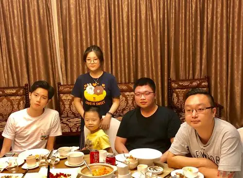 这是我们5个人的合影.