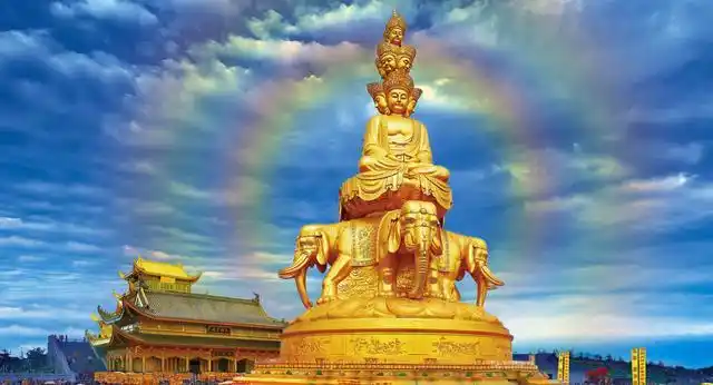 神圣峨眉山,佛光万丈,仿佛幻境