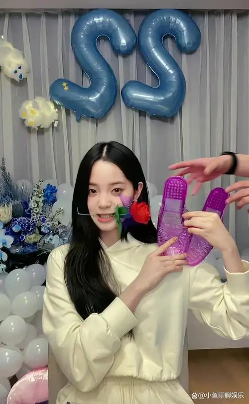 6月15日是欧阳娜娜的22岁生日,她也在社交平台晒照为自己庆生,跟21岁