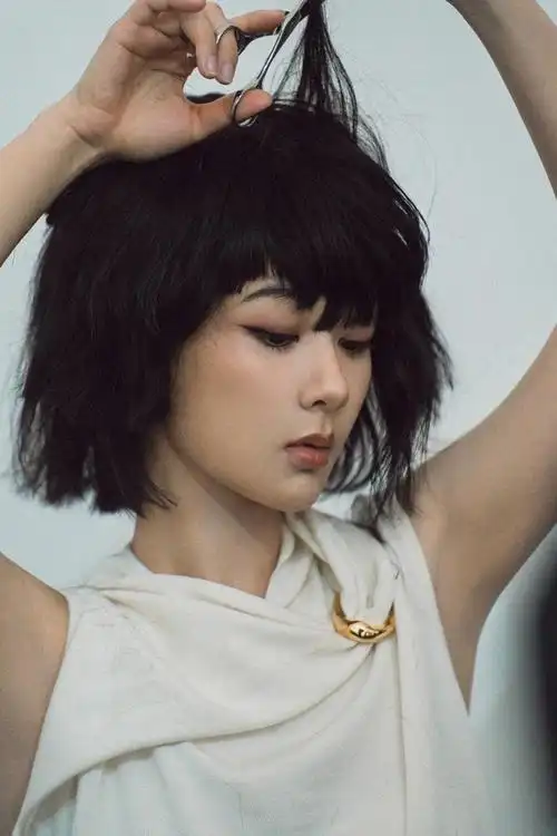 杨紫花絮照微醺复古的摩登女郎