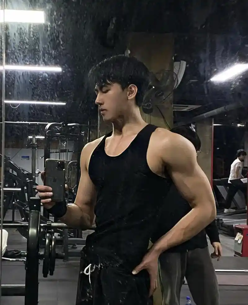 腹肌 #腹肌小哥哥 #体育生 #荷尔蒙爆棚的黑马 #八块腹 - 抖音