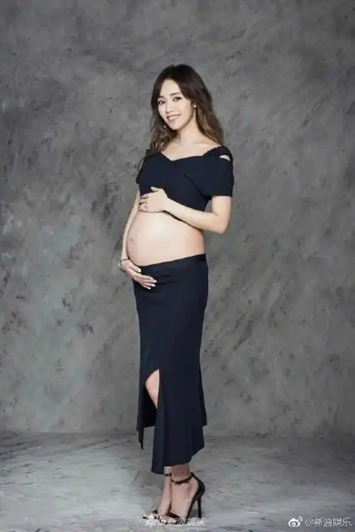 侯佩岑挺着7月大孕肚拍写真,还透露了宝宝的性别
