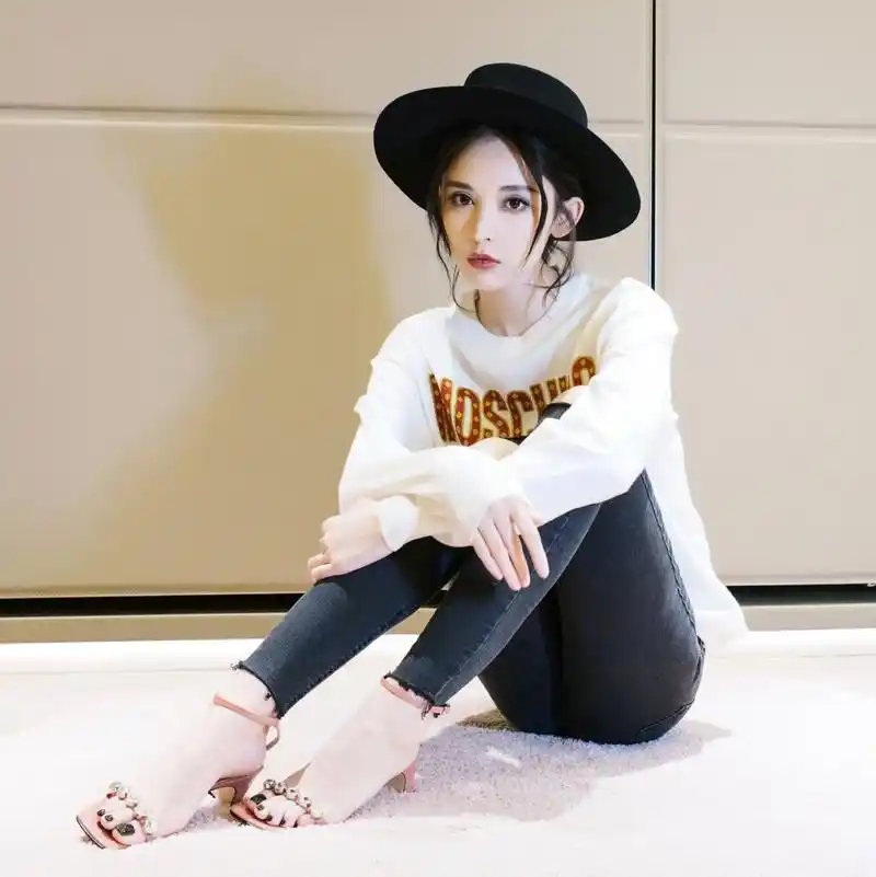 古力娜扎的一组美腿图集