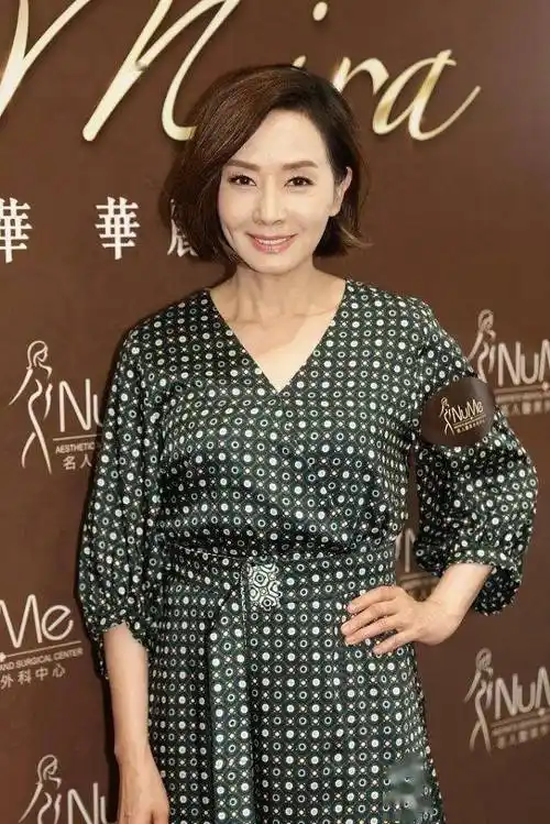 毛舜筠越老越有气质穿缎面印花裙优雅贵气看着仍然迷人