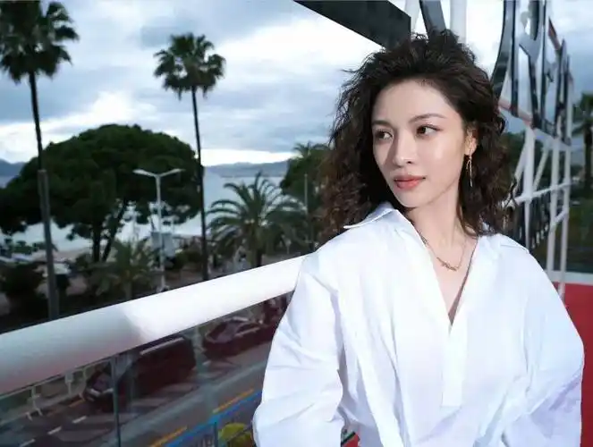 7年前冯小刚执导的《芳华》让美女演员钟楚曦跃入大众视野,一夜走红.