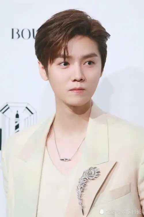 鹿晗穿印花西装生图好帅,回应和邓超打篮球,上下班表情反差萌逗趣可爱