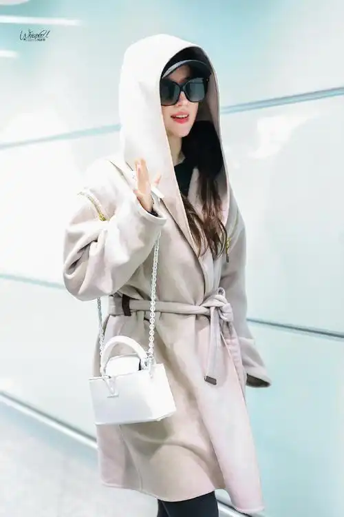 刘亦菲机场连帽大衣##刘亦菲机场单手插兜