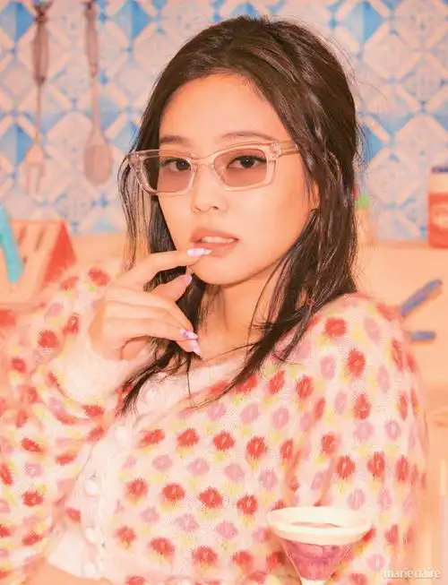 jennie杂志封面性感写真图片