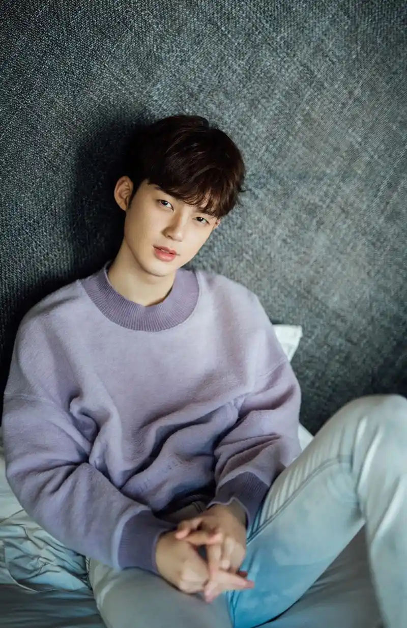 简介:董力帅气暖男风居家写真图片,分享一组董力图片给大家,图中的