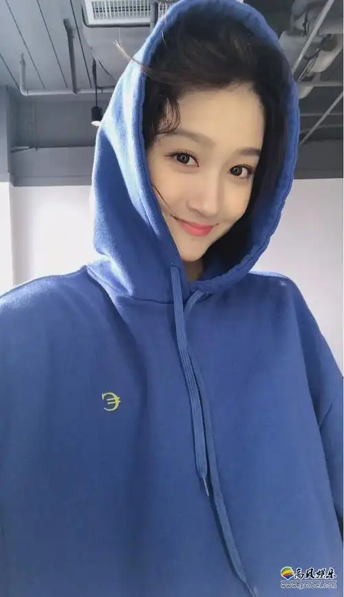 关晓彤微博晒出美照,她身穿蓝色连帽卫衣,摆出各种pose,露出甜美笑容