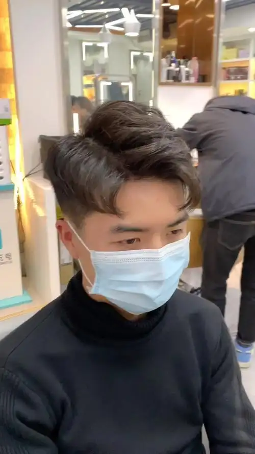 男生三七分韩式蝴蝶烫@{uid:1502349662339070,nick:经�%