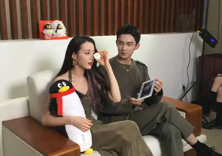 原创吴磊迪丽热巴同框直播状态好两人对视很甜离开美颜滤镜颜值超高