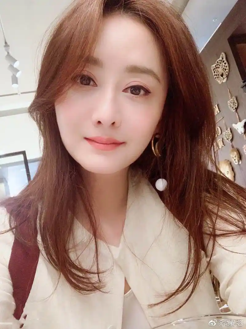 45岁陈德容晒出近照,生活惬意,肤白貌美丝毫不显老