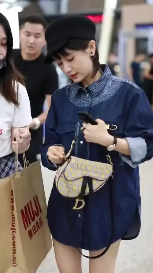 王子文,包包好像坏掉了,弄了好一会