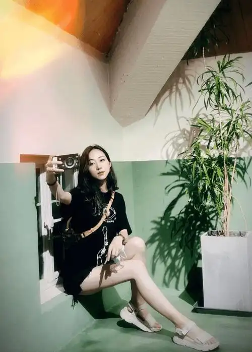 韩雪楼梯艺术照下衣失踪秀美腿素颜出镜更有韵味