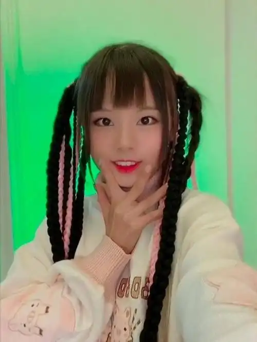 火线妹抛弃猫耳朵耳机扎上脏辫双马尾整个人仿佛大了10岁