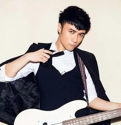 古巨基庆祝52岁生日,4岁儿子蹦跳唱生日歌太可爱,越大越像父亲