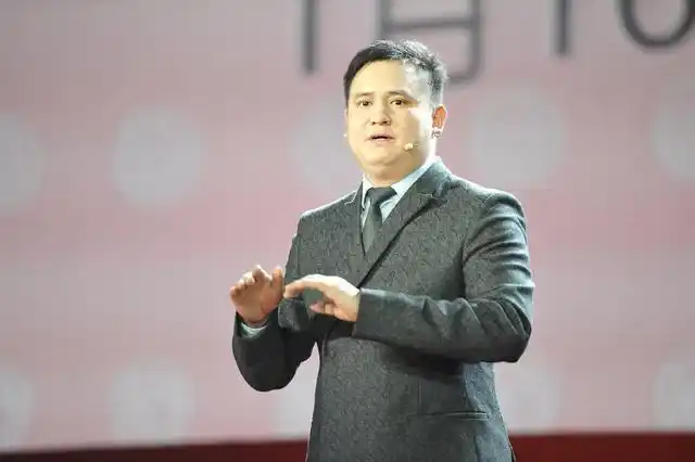 棒女郎总裁万兵现场发表致辞