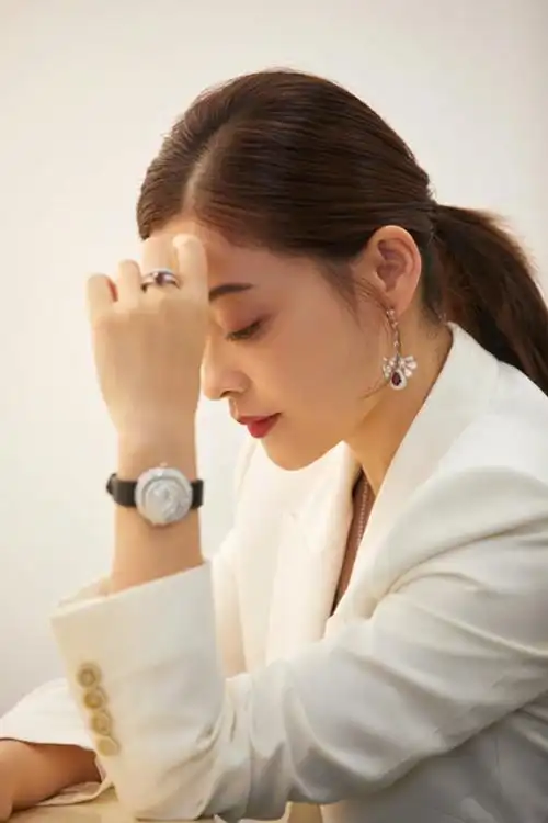 瘦下来的梅婷再次惊艳,穿白西装尽显成熟知性,气质不输袁泉 - 知乎